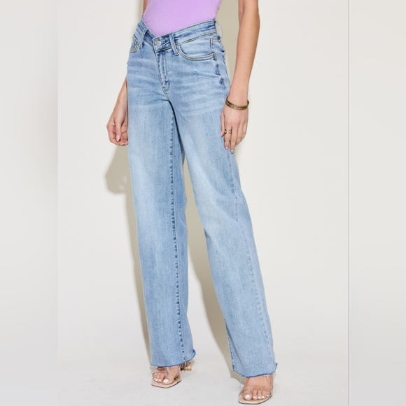 Judy Blue Mid-Rise V-Waist Distressed Denim Straight Leg Raw Hem Mom Jean Pants - Picture 9 of 11